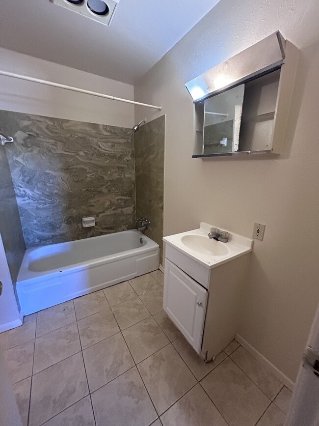 Building Photo - 2800 Cerrillos Rd