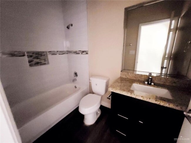 Building Photo - 17 Taft St