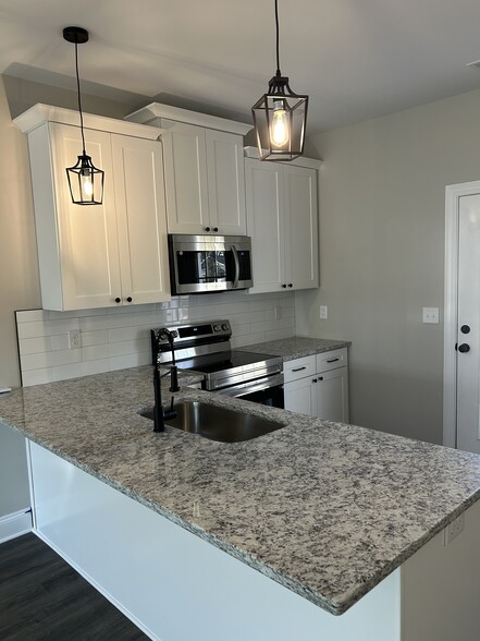 pendant lighting and recessed lighting in kitchen - 334 Bailey St