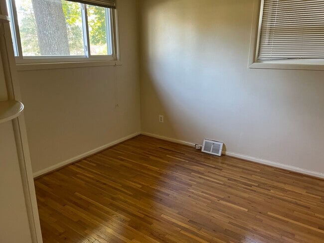 Building Photo - Spacious Home , Great Location