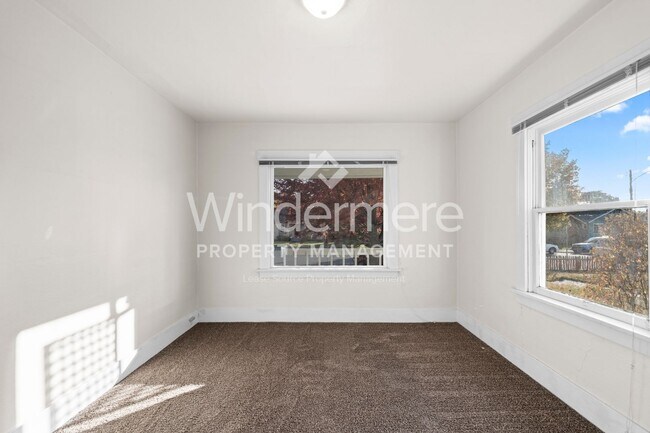 Building Photo - **Half off Full 1st Month's Rent** Beautif...