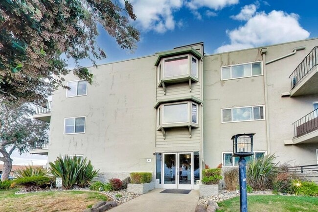 Building Photo - 1707 Shore Line Dr