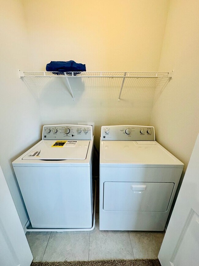 Building Photo - Spacious End Unit with Garage & Loft. Community features High End Amenities!