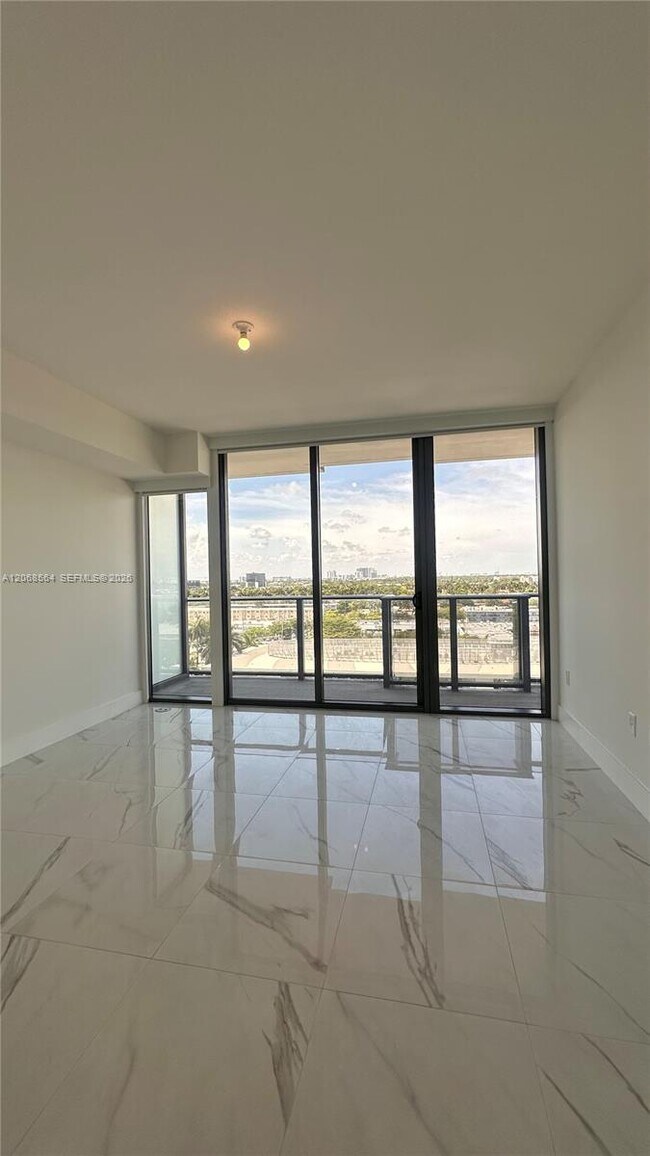 Building Photo - 1170 E Hallandale Beach Blvd