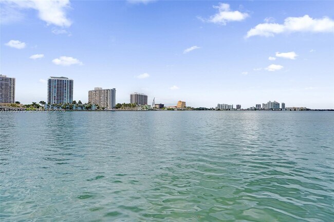 Building Photo - 2160 Bay Dr