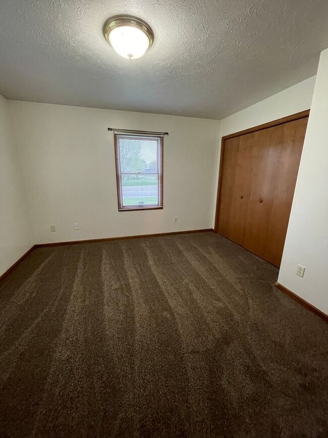 Building Photo - Beautiful 3 Bedroom-2 Bath on Goshen South...