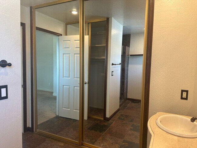 Building Photo - 4 Bedrom 2.5 baths Beauty