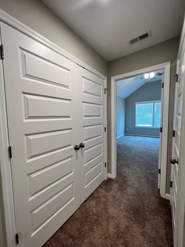 Building Photo - 3BR/2.5 BATH Townhome with Garage & Fenced...