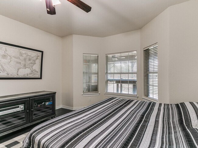 Building Photo - This stunning 4-bedroom, 3.5-bathroom home...