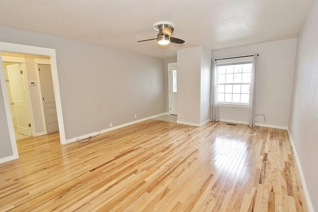 Building Photo - Charming Single-Level Cottage Style Home