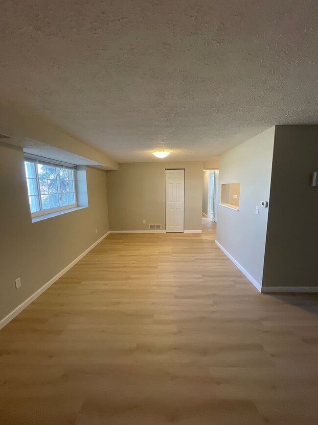 Building Photo - Main floor 2 bed 1 bath updated condo in C...