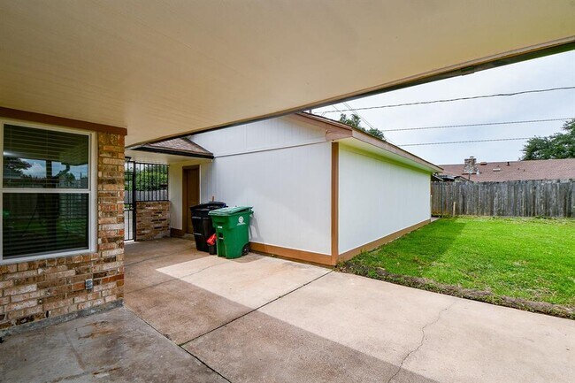 Building Photo - 8910 Sandstone Rd