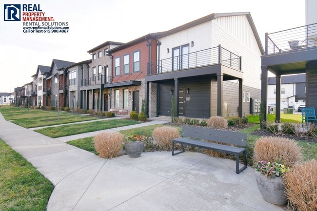 Building Photo - Gorgeous and modern 2 bedroom townhome in the heart of Murfreesboro w/ neighborhood pool, hi-spee...