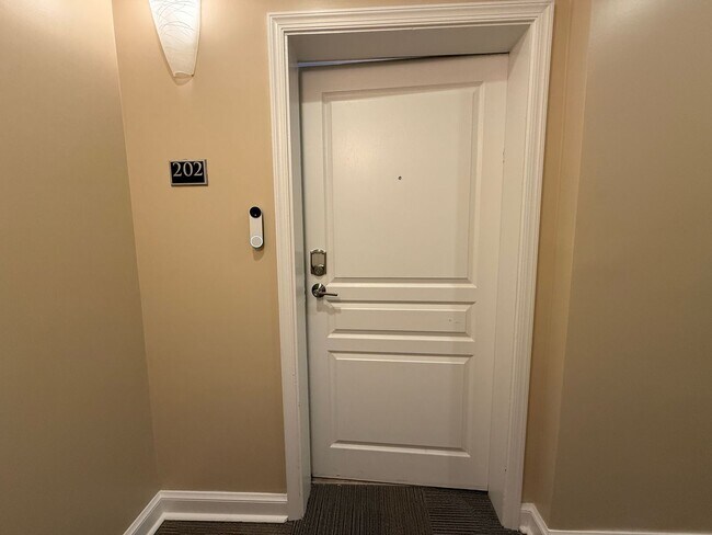 Building Photo - Beautiful 2nd Floor City Center Corner Condo.