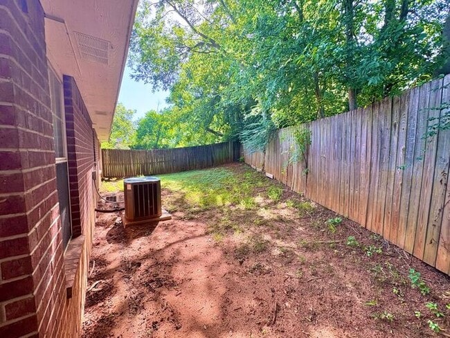 Building Photo - Available Now! Charming and Contemporary 3...