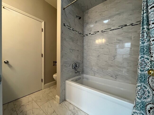 Building Photo - 501 Fenton Pl