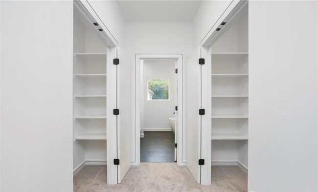 Building Photo - 2108 Roslyn Ave