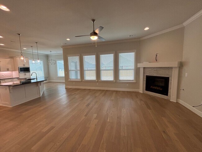 Building Photo - Cozy 4 Bedroom/2.5 Bath Home in a Wonderful Neighborhood