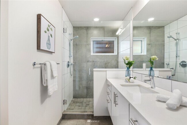 Building Photo - Contemporary 3 Bed 2.5 Bath Home with Rooftop Deck in Ballard