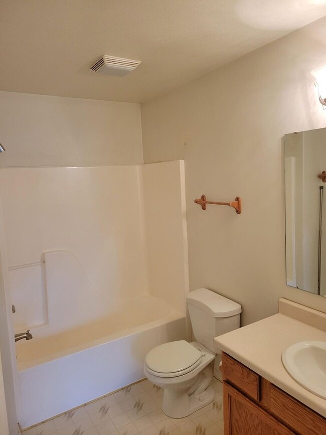Building Photo - 3 Bedroom 2 Bathroom Centrally Located Tow...