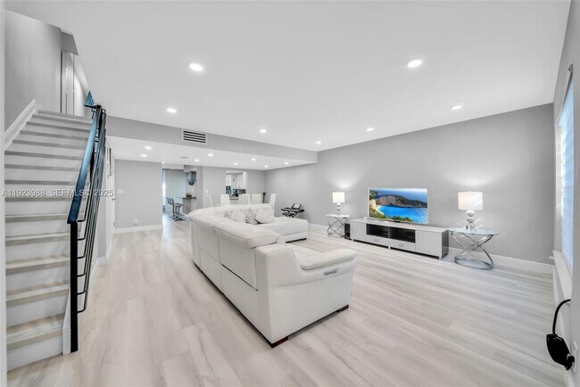 Building Photo - 707 NE 27th Ave