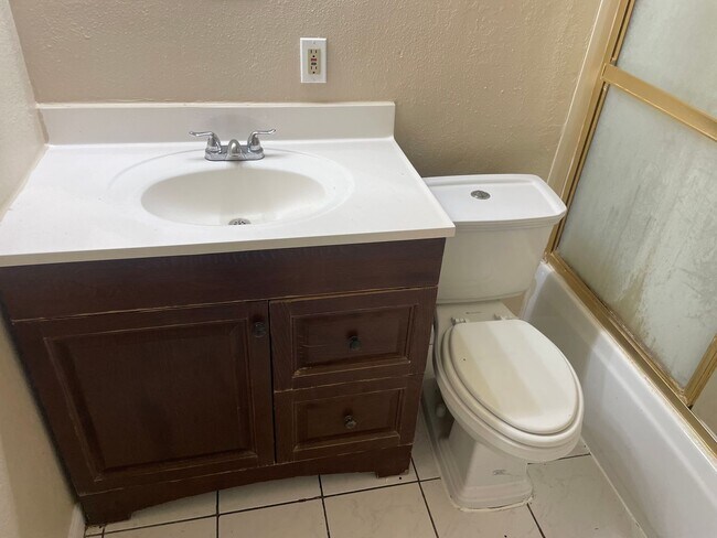 Building Photo - BEAUTIFUL AND AFFORDABLE 2 BEDS 1  BATH APARTMENT AVAILABLE FOR RENT !!!