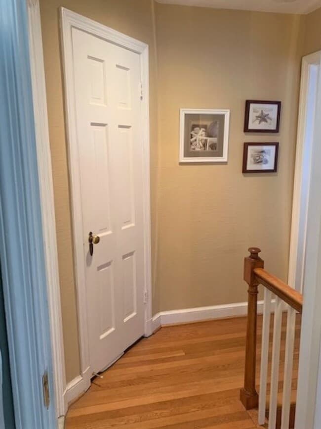 Building Photo - Beautiful 2 Bedroom 1 Bathroom End Unit, B...