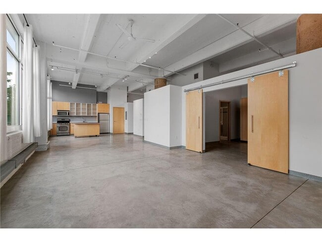 Building Photo - 700 N Washington Ave