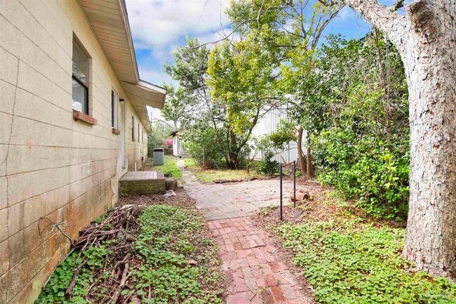 Building Photo - 2802 W Gonzalez St