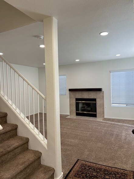 Building Photo - 447 Temple Canyon Pl