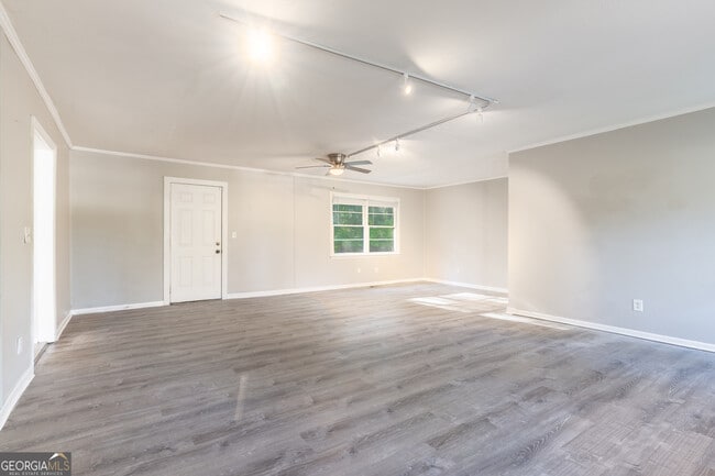 Building Photo - 2290 Pinetree Ln NE