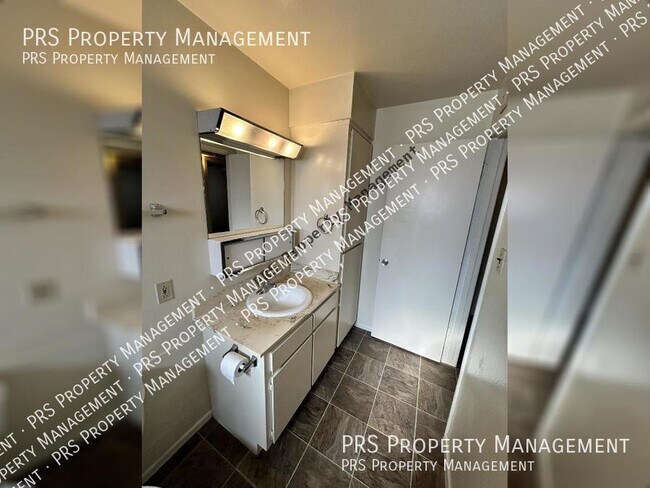 Building Photo - Tempe Condo Available