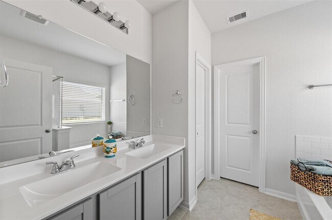 Building Photo - 5872 Strawflower Ln