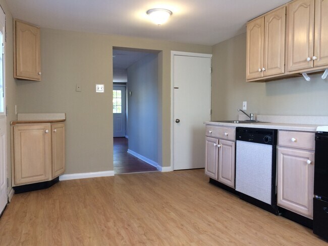 Building Photo - AVAILABLE NOW! Economical home with wood floors, Palisades Schools, laundry, gas heat