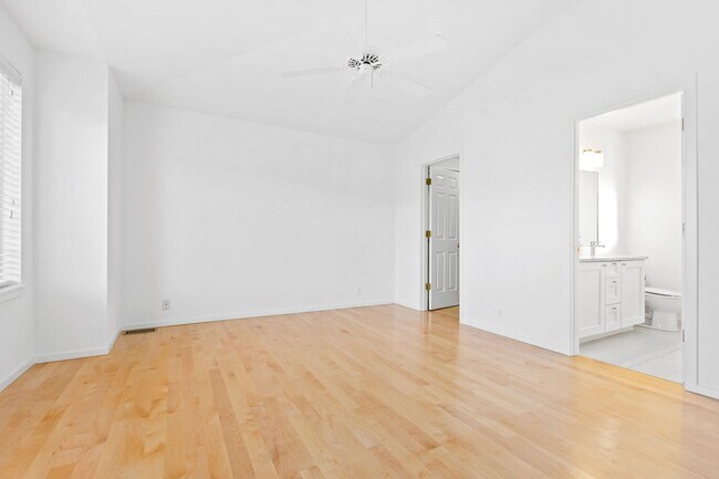 Building Photo - 3Bd/3Ba Seattle Townhome