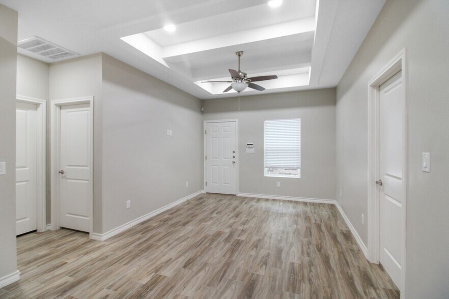 Building Photo - 2813 E Israel Ave