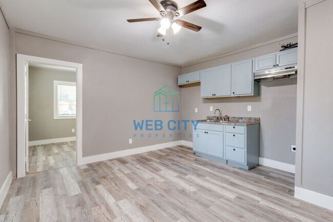 Building Photo - 3841 Holmes St