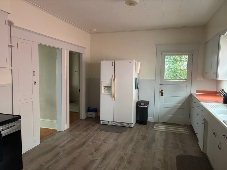 Building Photo - 657 Florence Ave