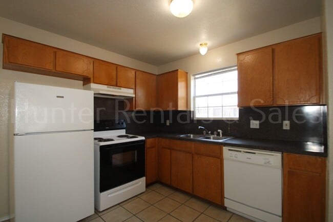 Building Photo - Three Bedroom Beauty!