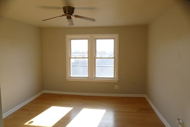 Building Photo - 2820 N Sacramento Ave