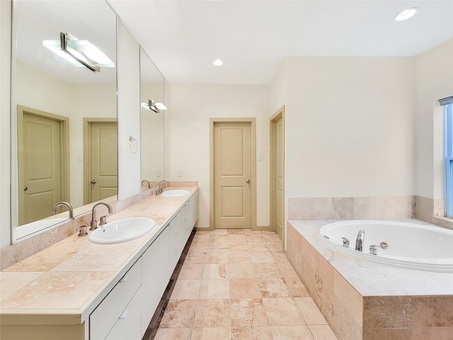 Building Photo - 321 E 20th St