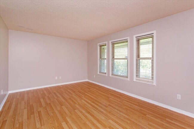 Building Photo - Spacious 4-Bedroom, 3-Bath Rental in Quiet DeBary Cul-de-Sac