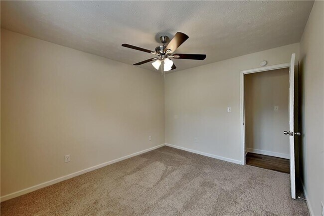 Building Photo - 607 River Bend Cir