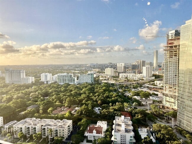 Building Photo - 1541 Brickell Ave