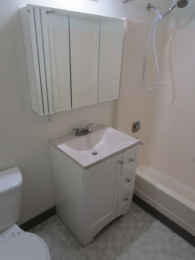 Building Photo - 3 Bedroom, 2 Bathroom Home near Middle Sch...