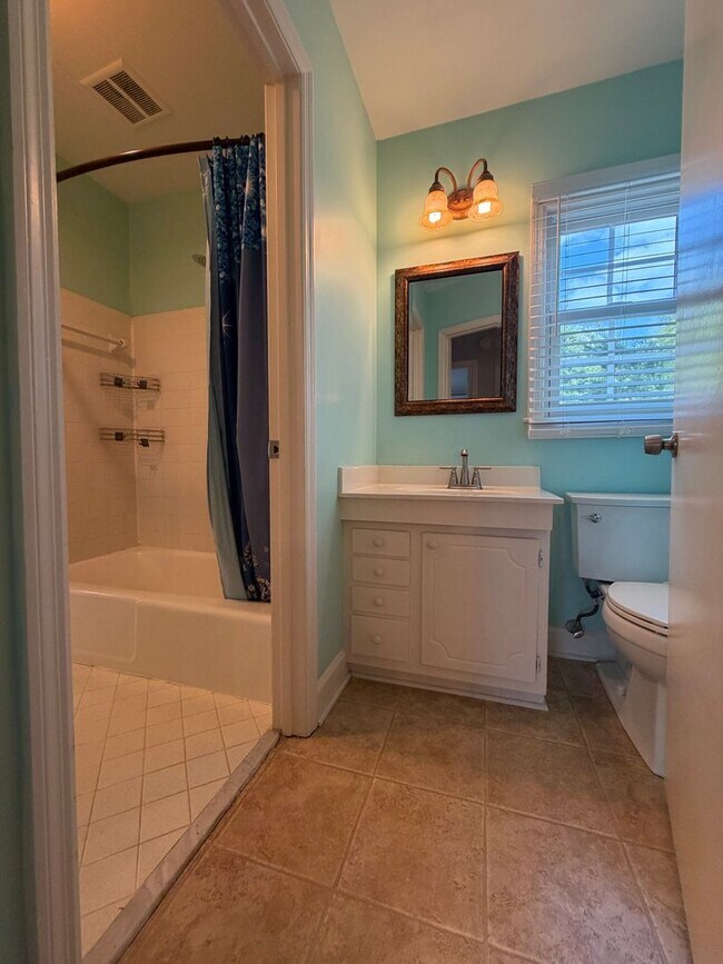 Building Photo - End unit townhouse in South Park