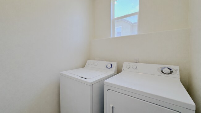 Building Photo - Beautiful Tri-Level 3BD/2BA Townhome in Greystone at Eastlake – Eastlake Chula Vista