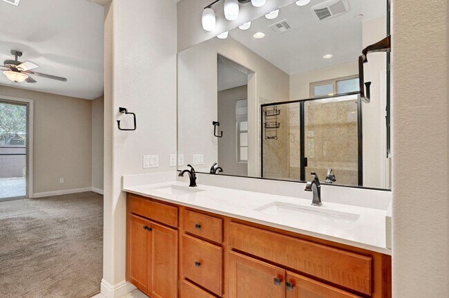 Building Photo - 4 bedroom home with 2 primary bedrooms! On...