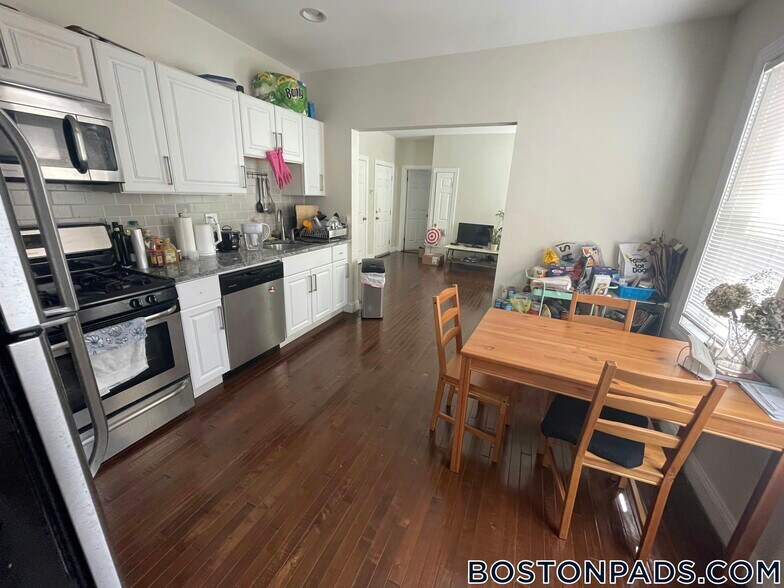 Building Photo - 6 Rice St