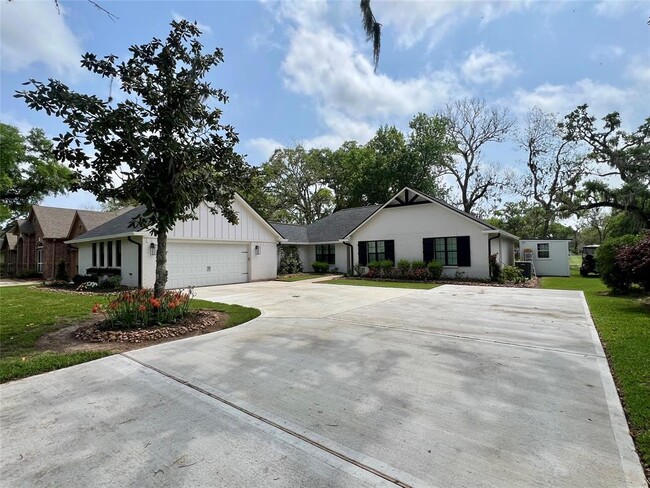 Building Photo - 247 S Amherst Dr